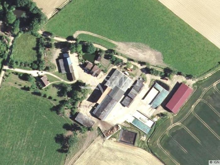 EXPLOITATION LAITIERE 850 000 L - 150 Ha GROUPES