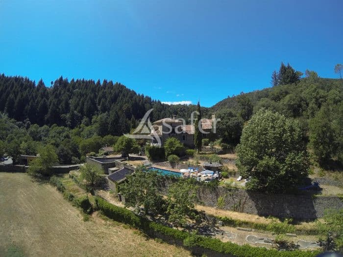 Exceptionnel domaine d'agrotourisme niché dans une vallée privée de 80 hectares non loin de St Jean du Gard