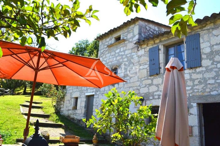 Entre Cahors et Montauban exploitation de caractère poly-élevage & agro-tourisme sur 22 ha