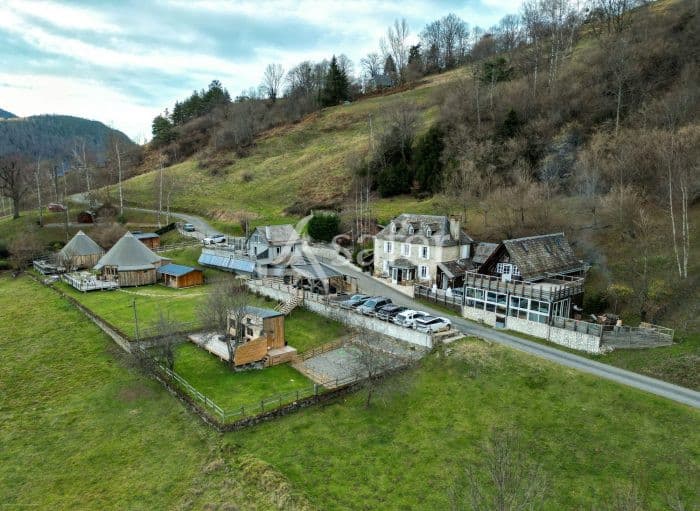 Ensemble hôtelier avec chalets et gîtes sur 6 ha - Proche Toulouse