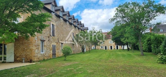 Bâtisse en pierre sur 8 ha