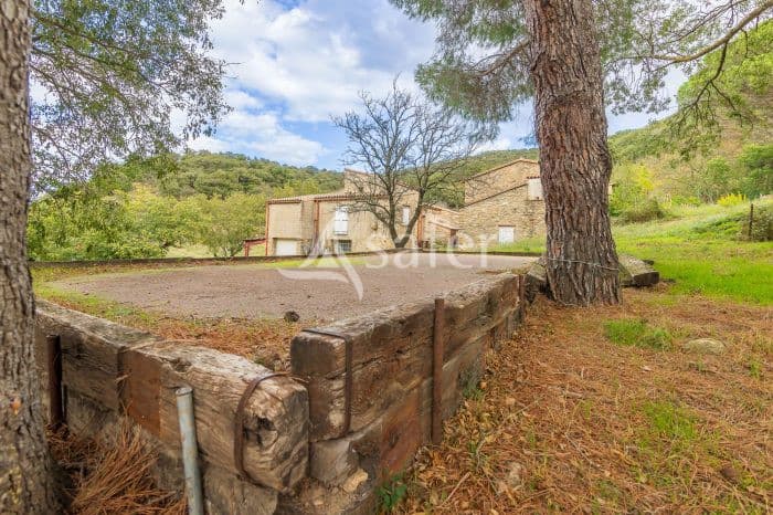 Hameau en pleine nature sur 44 ha proche Collioure