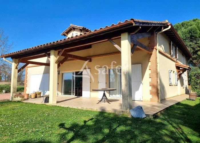 Belle quercynoise de 242 m² avec station fruitière sur 17 ha