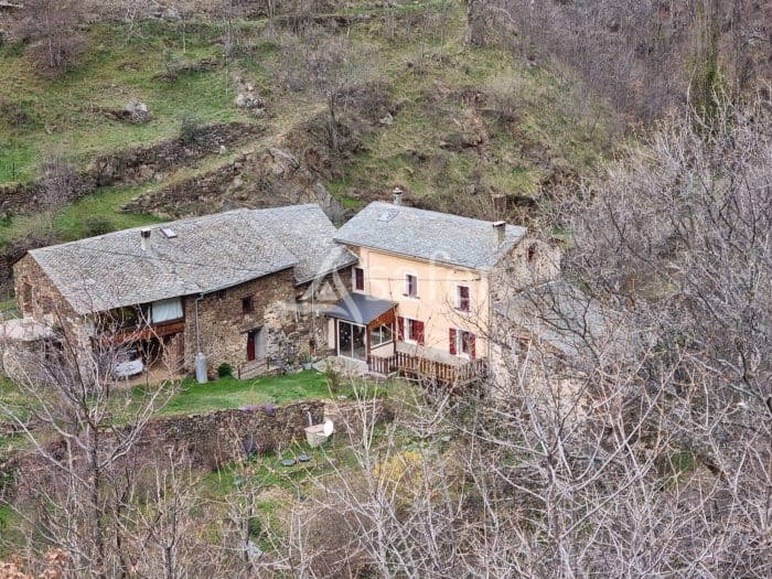 Mas en montagne des Pyrénées Orientales, sur près de 10 ha, avec ses dépendances