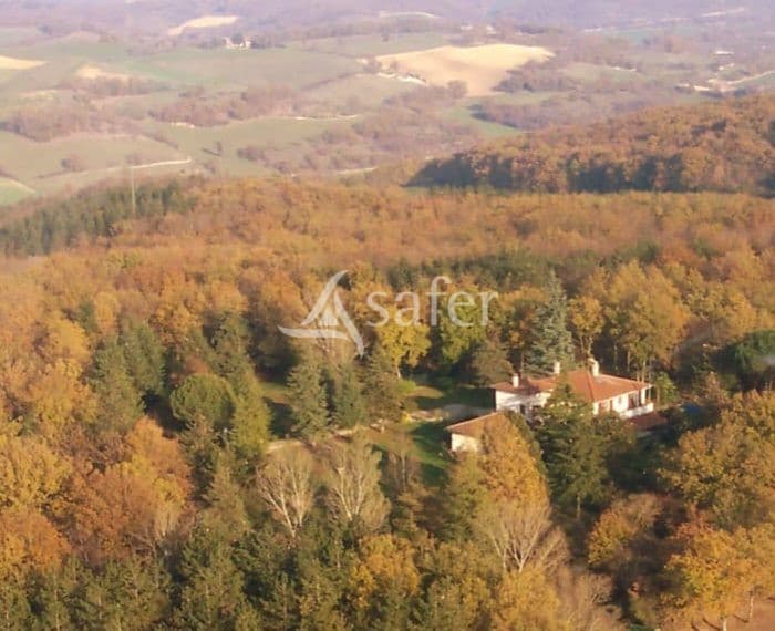 17ha de forêt privée avec 2 habitations
