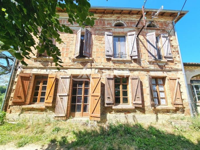 Exploitation Polyculture-Elevage avec maison à rénover et dépendances agricoles sur 39 ha