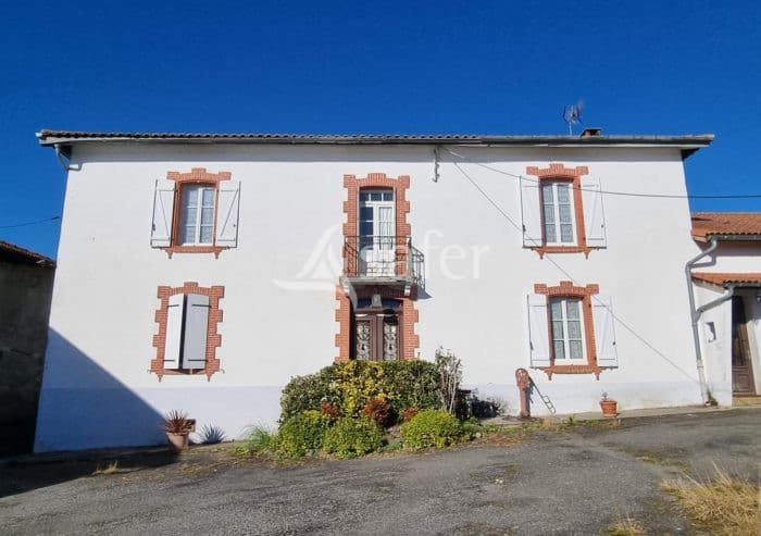 Maison d'habitation avec dépendances agricoles sur 55 hectares - Proche Pyrénées