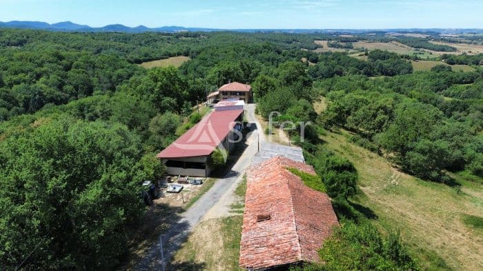 Corps de ferme avec maison d'habitation, studio, dépendances agricoles et chèvrerie sur 27 hectares - Proche Toulouse