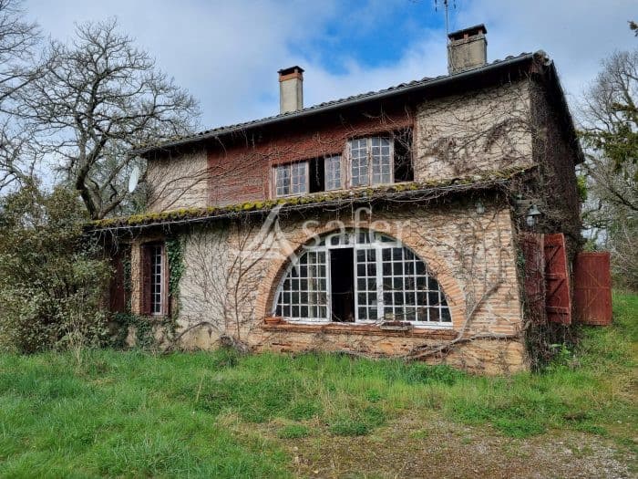 Deux maisons avec dépendances à restaurer sur 54 hectares de terres agricoles louées - Proche Toulouse