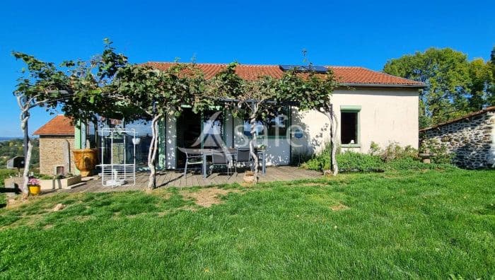 Propriété sur les chemins de St Jacques avec une activité de gite