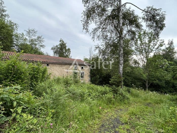 Ancienne ferme en pierre sur 4.5 ha SAINT AMANT ROCHE SAVINE