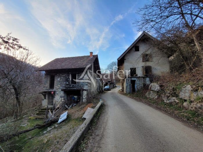 Ancien corps de ferme dans les vallons de Belledonne