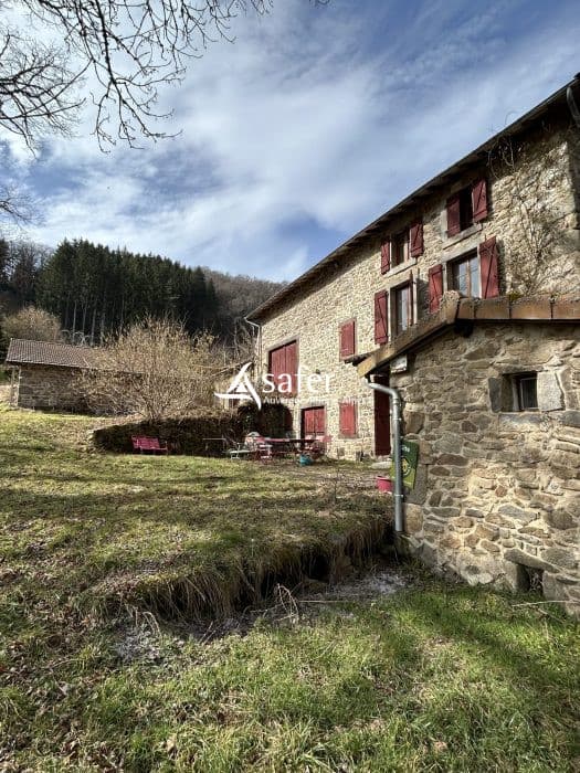 Propriété en pierre isolée avec gite sur 2 ha de terrain libre LIVRADOIS-FOREZ