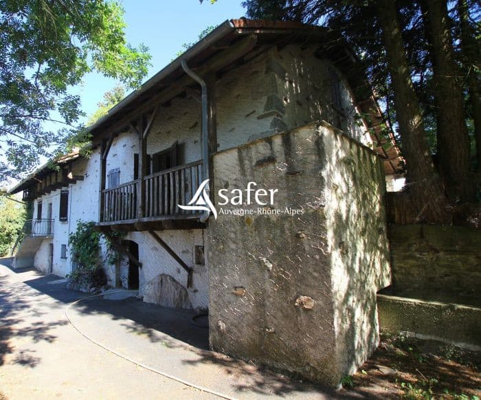 Maison avec un ensemble de bâtiments d'exploitation sur 20 ha