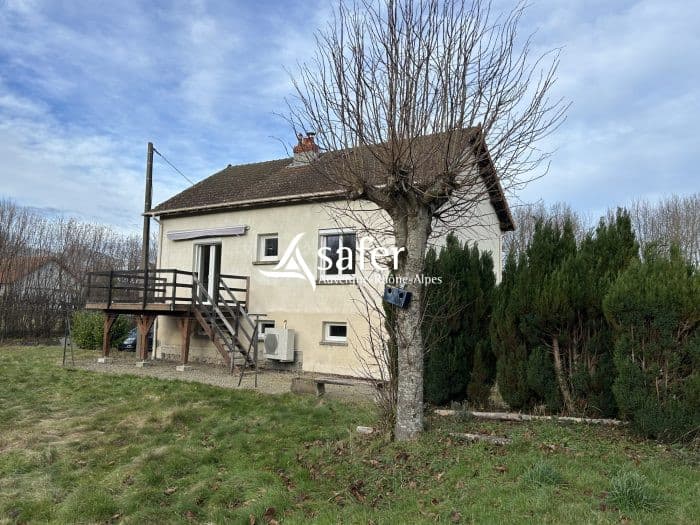 Maison traditionnelle et vastes dépendances sur 1.5 ha CHAPDES-BEAUFORT