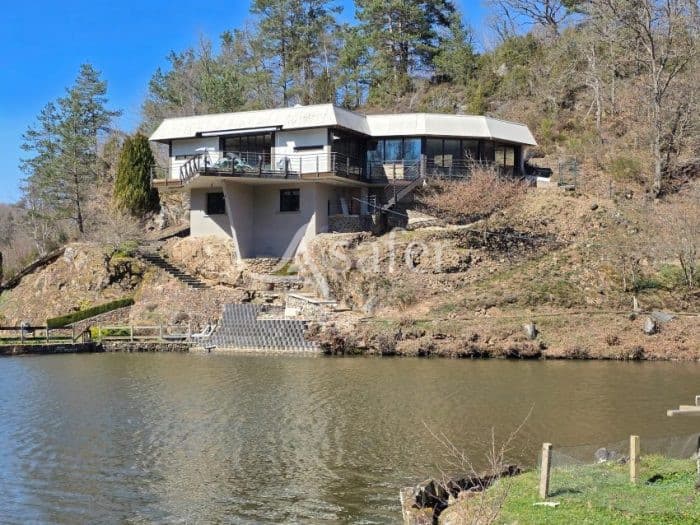 Villa d'architecte avec piscine parc et étang privé CHAPDES-BEAUFORT