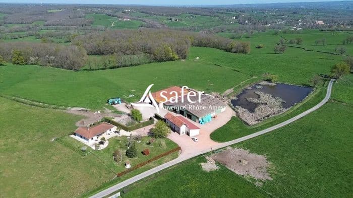 Exploitation agricole avec 42 ha de prairies bien groupées