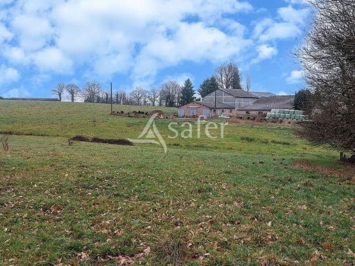 Ensemble de bâtiments agricoles avec 5 ha bien groupés aux confins de la Corrèze et de la Dordogne.