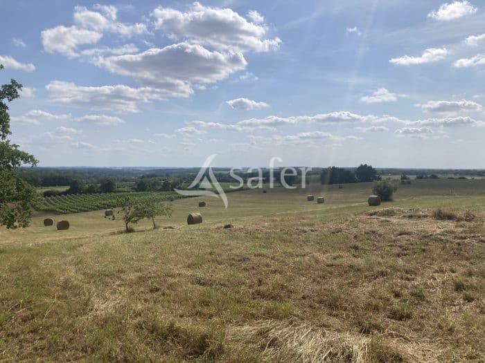 Propriété agricole de 45ha avec maison et bâtiments à rénover