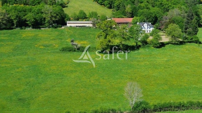 Domaine de 58 ha avec son bâti de caractère, à 1h30 de Clermont-Ferrand et 2h30 de Bordeaux.