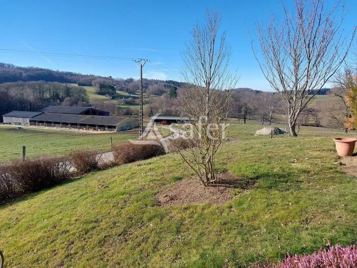 Propriété d'élevage d'environ 79,5 ha avec maison et bâtiments fonctionnels