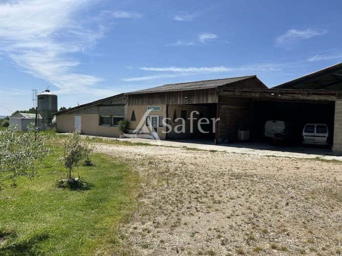 Propriété agricole avec atelier de transformation en vente direct