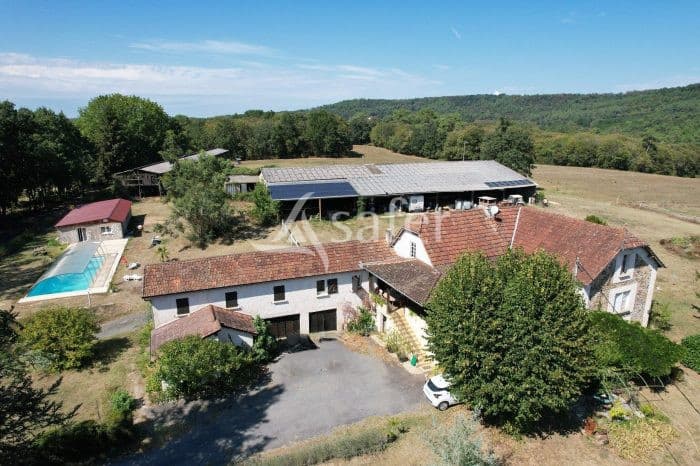 Belle propriété bâtie sur 18ha de prés et bois en Périgord noir