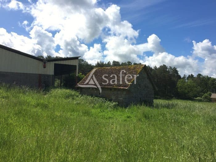 Bâtiment agricole avec environ 5 ha 20 au Sud de la Corrèze