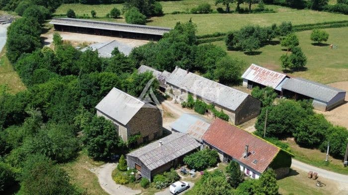 En Creuse, en limite de la Haute-Vienne, propriété sur environ 6,20 ha attenants aux bâtis.