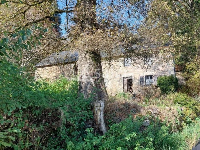 Sur le Plateau de Millevaches, propriété bâtie à rénover avec 42,50 ha principalement boisés