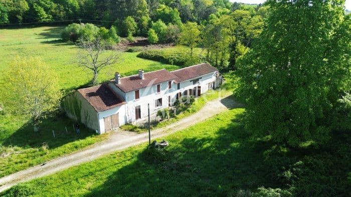 Propriété bâtie avec 3 logements sur 31ha de prés et bois