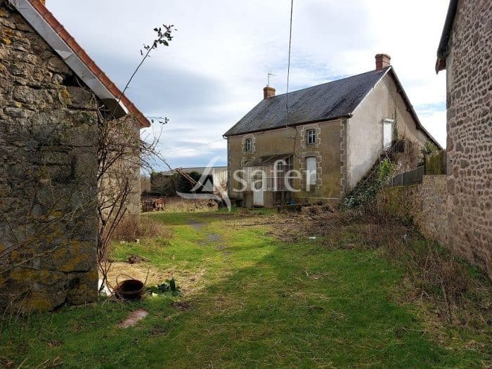 Au Nord-Est de la Creuse, dans un hameau, enclos bâti à rénover, sur environ 9ha80.