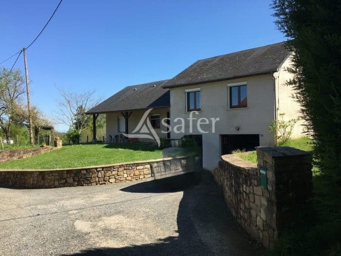 Propriété bâtie composée de 3 maisons et environ 8 ha de foncier.