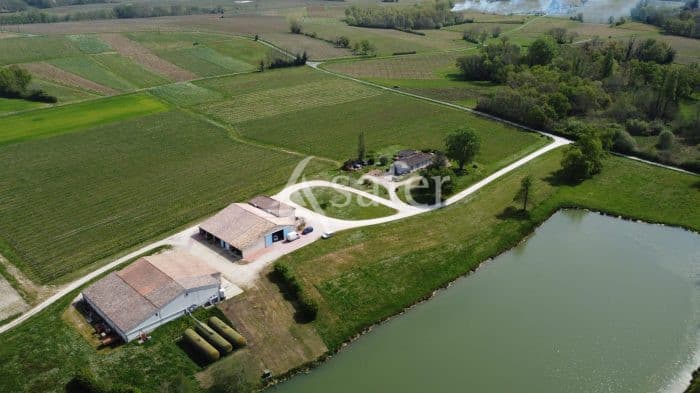 Etang de 3 hectares, 38 hectares de foncier d'un seul tenant avec maison et bâtiments d'exploitation